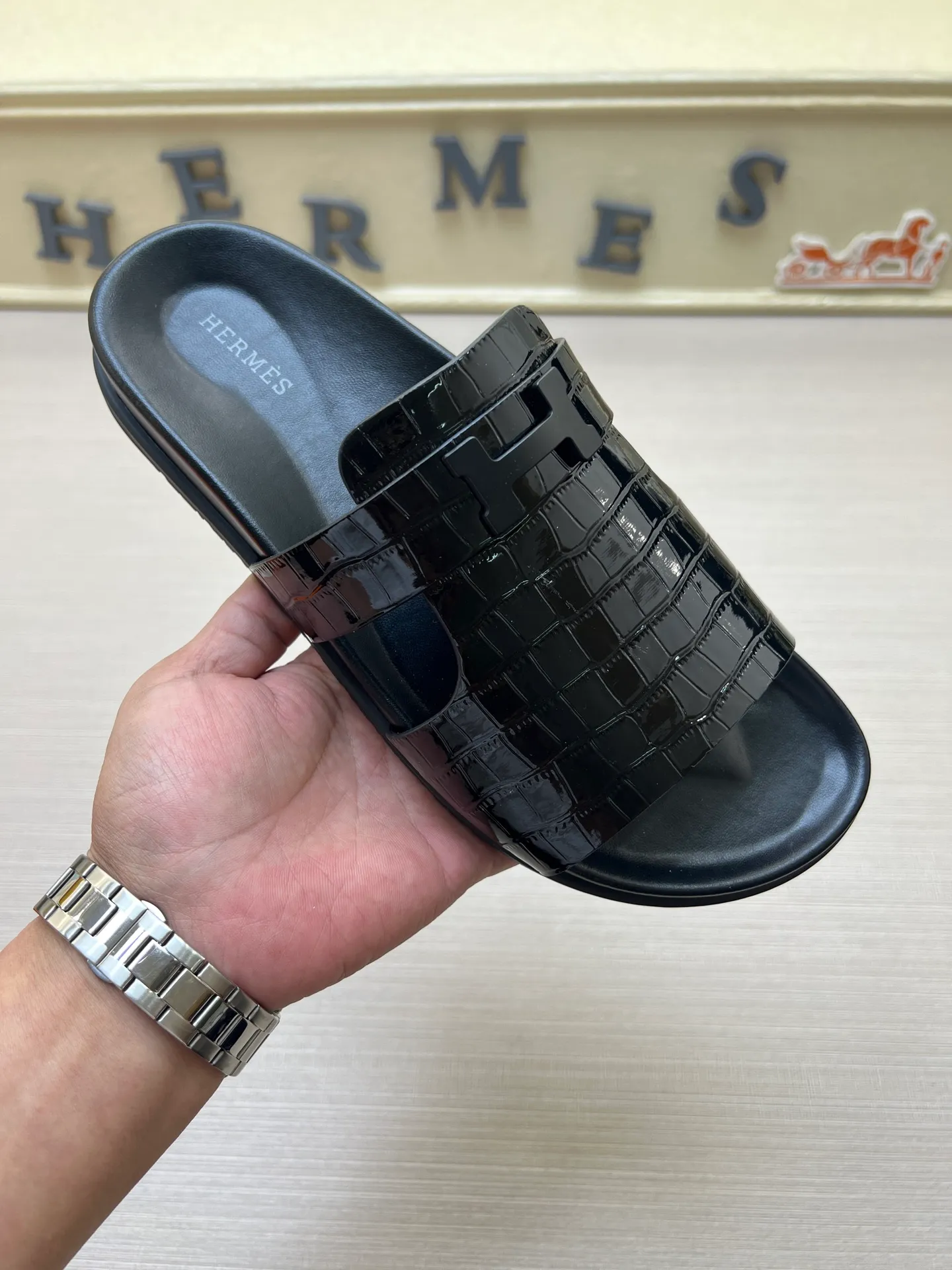 [H Family Hermès] P: 360💰 Size: 38-45 Hermes Men’s Kazimir Slippers - 2025 Summer New Hermès Same as the original version, with colored cowhide surface + rubber combined sole, handmade by master-level craftsmen! ❥High-end customization, exclusive products, the highest version in the industry.